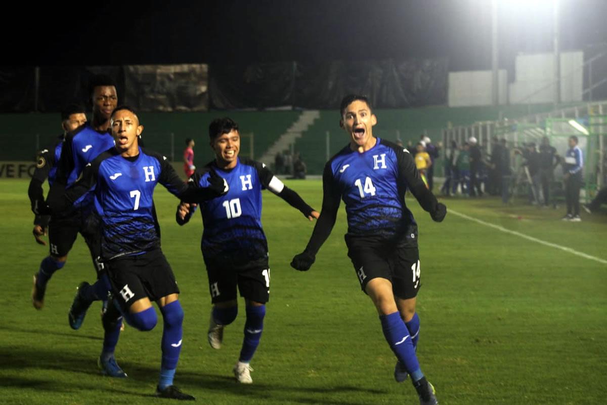 Edwin Munguía celebrando su golazo frente a El Salvador.