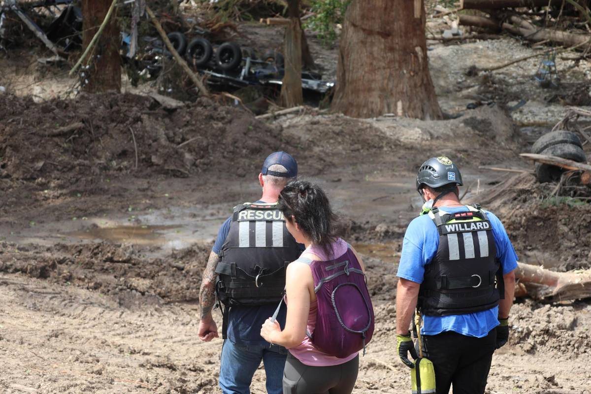 Rescatistas mexicanos ayudan en el corazón del desastre en Texas