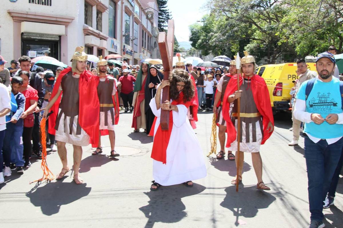 Con fe y devoción, hondureños reviven la Pasión de Cristo en Viernes Santo