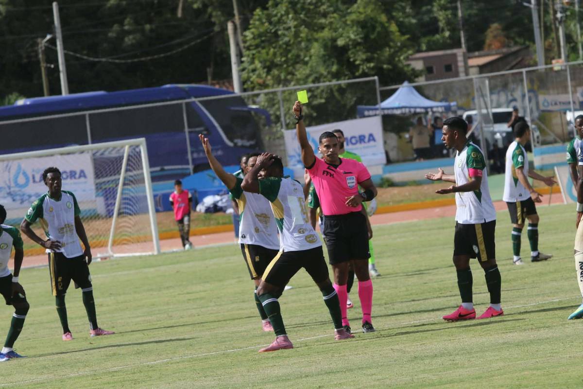 Jugadores de Motagua descalzos, exBarcelona presente y fichaje se lesionó en el debut