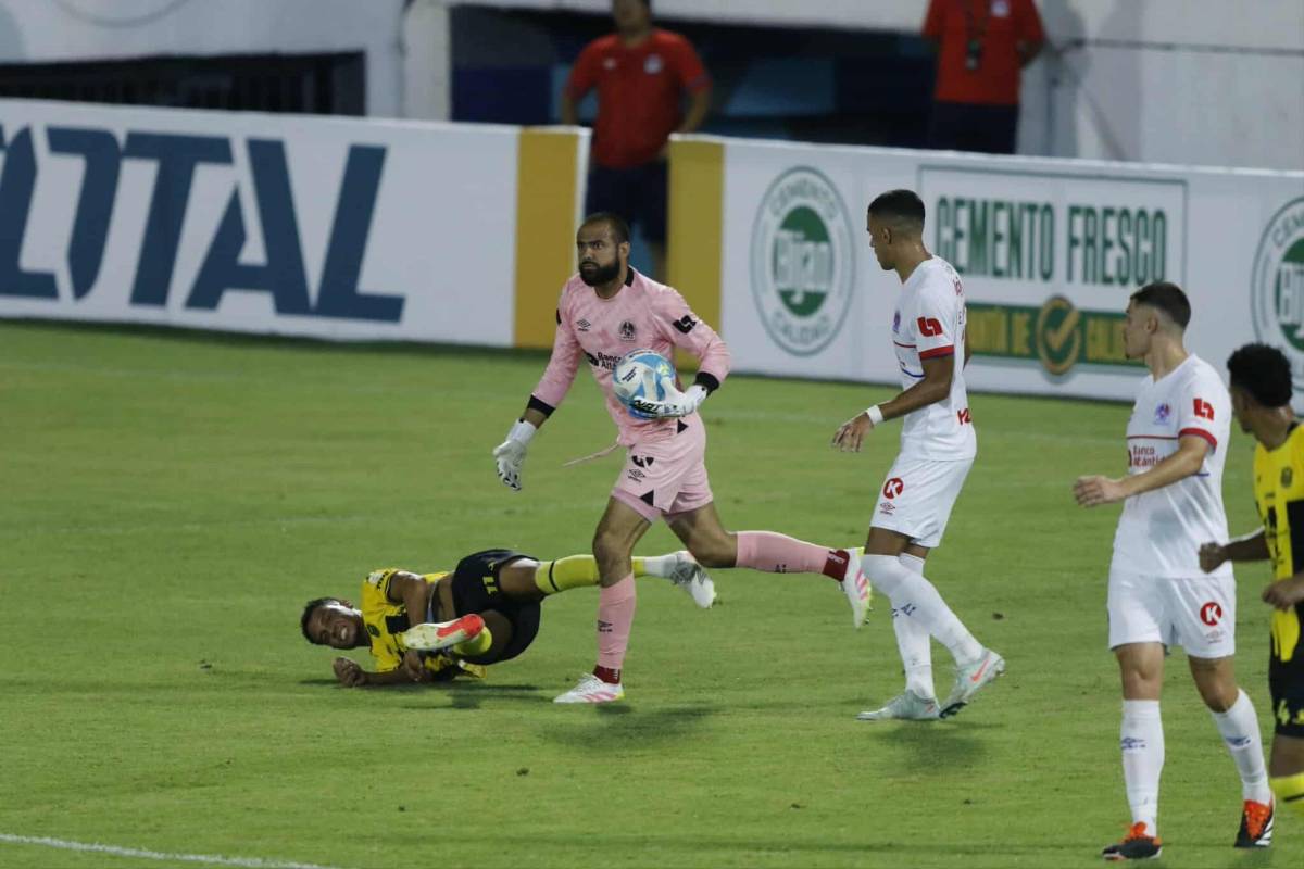 Peleas en el Real España-Olimpia, lo que pasó con Menjívar y brasileña sorprende