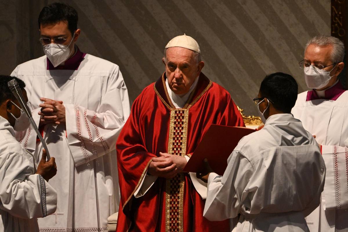 Papa Francisco preside la pasión de Cristo sin postrarse en la basílica vaticana