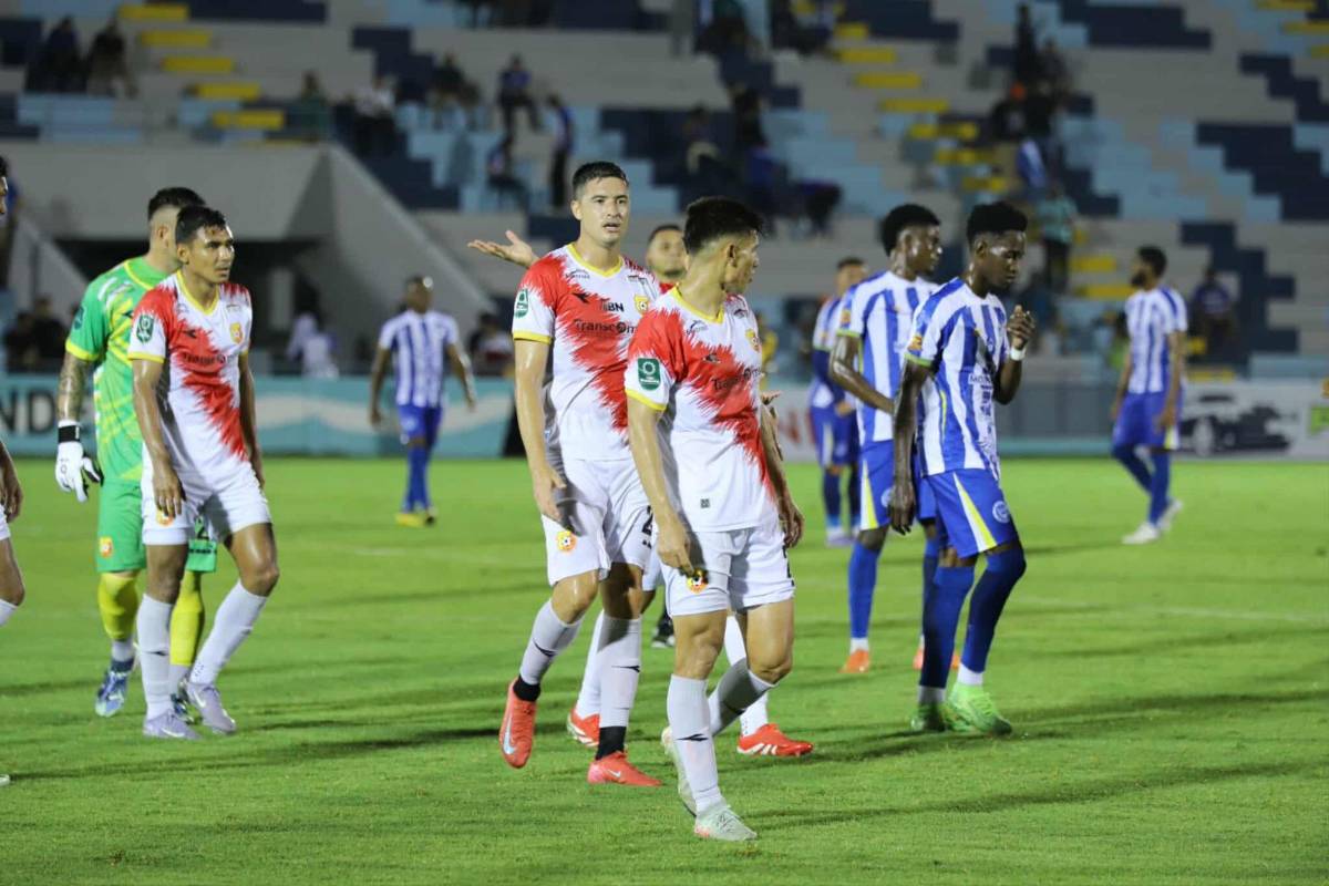 Estadio Ceibeño estrenó su cancha: aguacero, bellezas y bronca en Victoria-Herediano