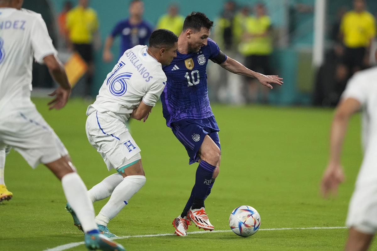 Héctor Castellanos fue el hombre que siguió muy de cerca a Messi en el partido Argentina-Honduras.