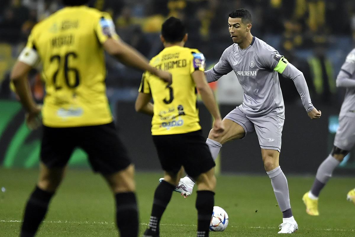 Cristiano Ronaldo tratada de superar a un rival con una bicicleta.