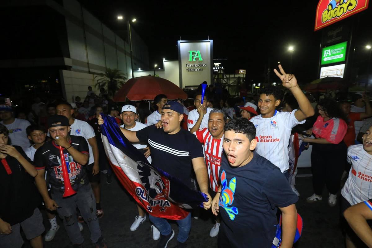 Aficionados del Olimpia festejan con todo: fiesta, locura y espectacular caravana