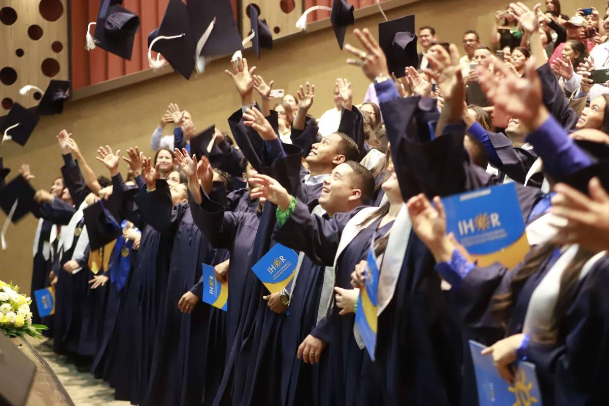 Grupo Elcatex celebra graduación de 33 estudiantes