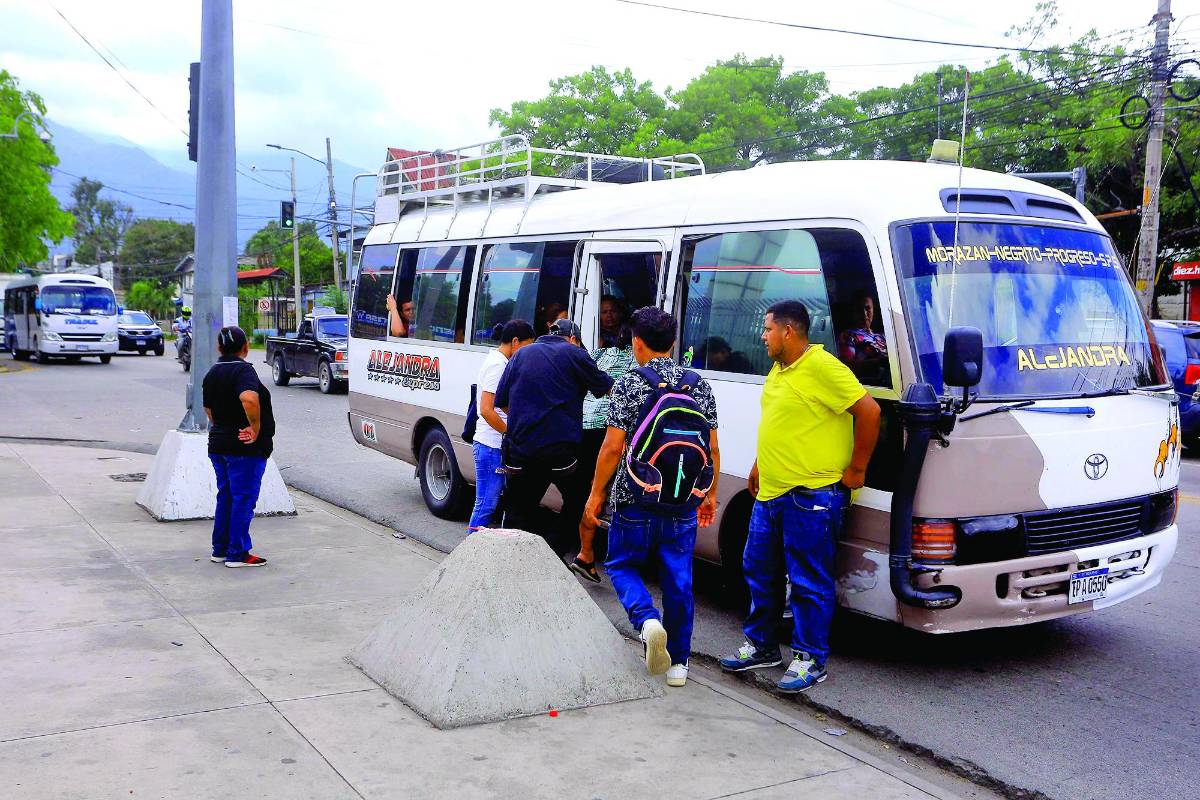 Las calles aledañas al predio donde antes funcionaba una improvisada terminal en la avenida Júnior son hoy el estacionamiento de los buses interurbanos grandes y pequeños.