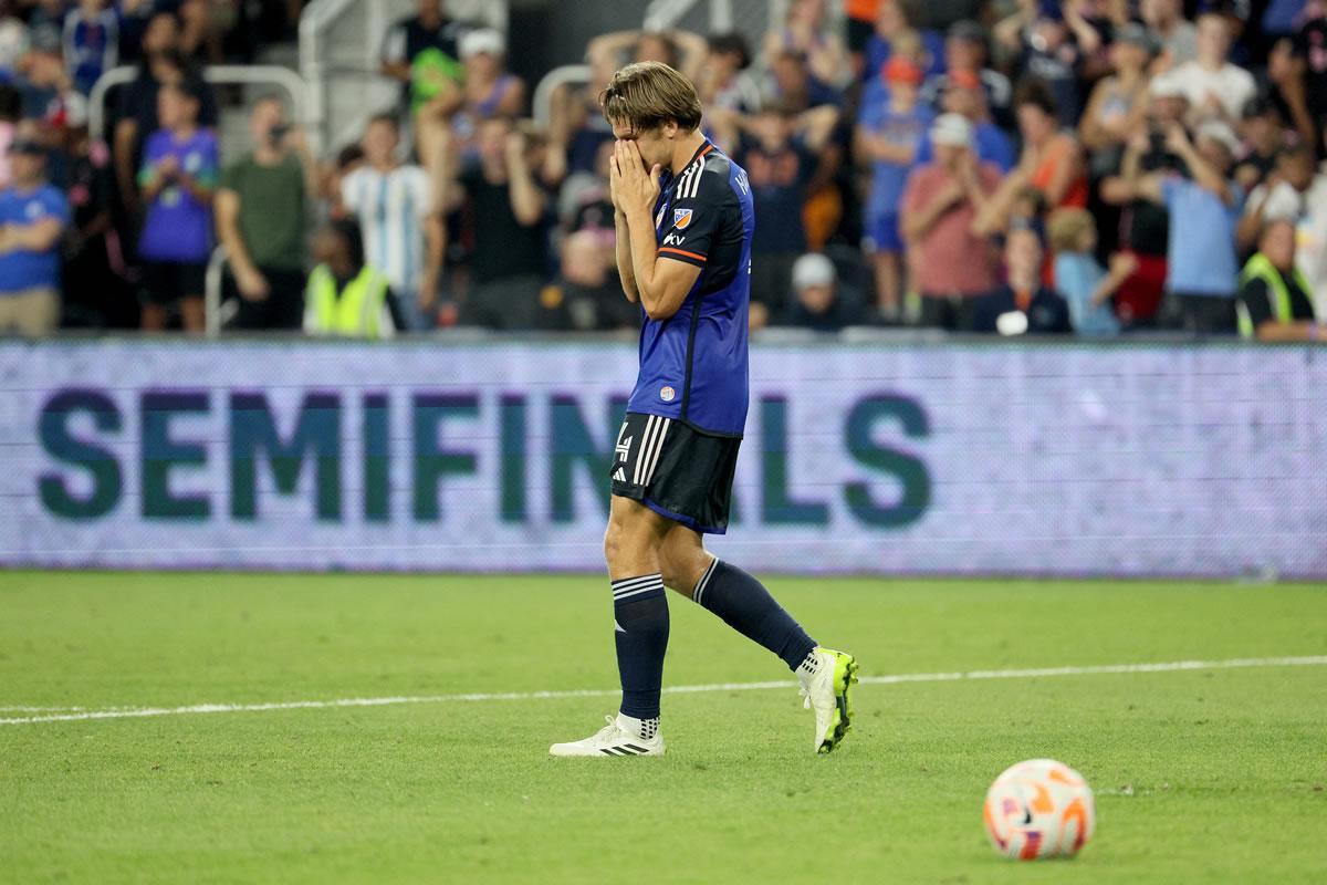 Nick Hagglund se lamenta tras fallar el penal decisivo para Cincinnati.