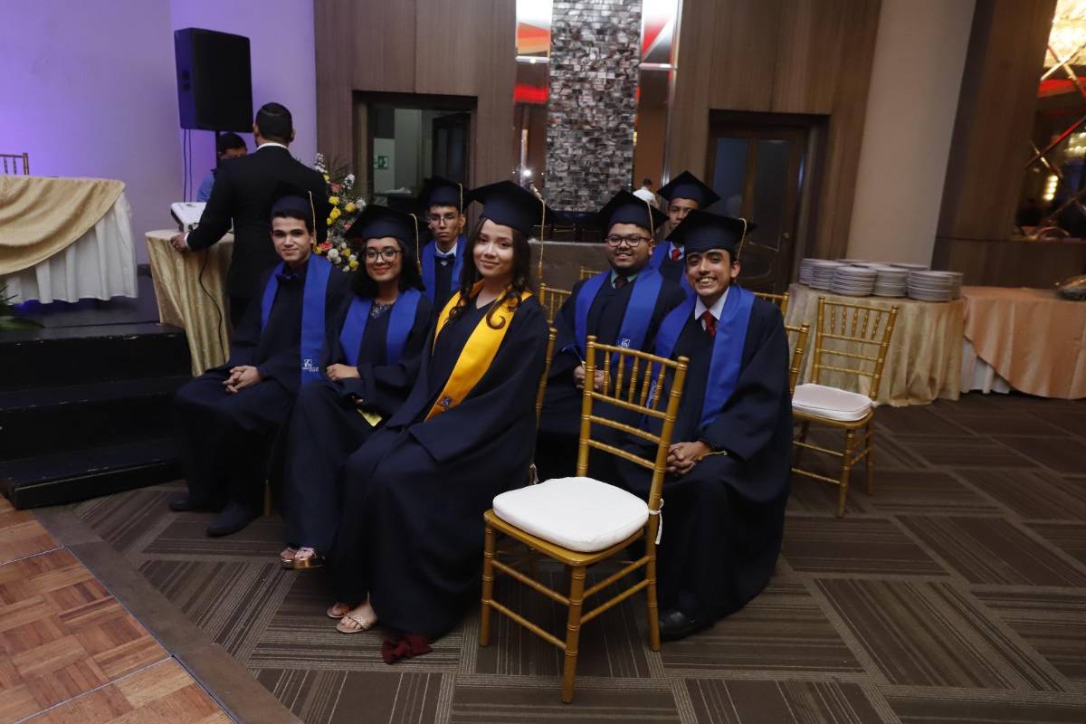 Los jóvenes momentos antes de iniciar con los actos de graduación.