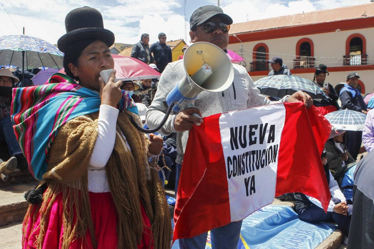 Parlamento de Perú decide si adelanta elecciones para atenuar crisis