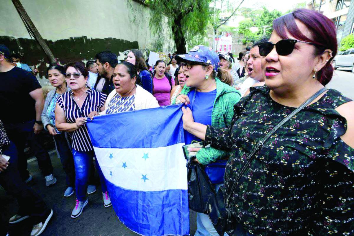 Bases de los sectores oposición y oficialismo llegaron a los bajos del Congreso Nacional y afuera del Ministerio Público, unos a dar su respaldo por la elección, y otros a protestar como rechazo. Fotos: Josué Romero