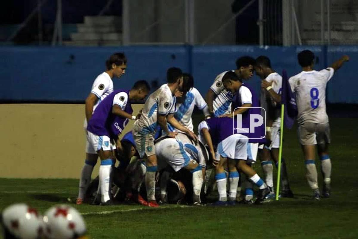 Los guatemaltecos festejan el tercer gol marcado por Carlos Santos.