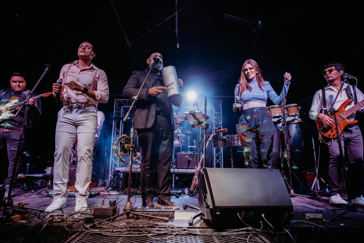 Nina y su banda se caracterizan por ayudar a otros en necesidad. En diciembre de 2023 hicieron un concierto benéfico para recaudar fondos y así ayudar a hogares de ancianos y comprar útiles escolares para algunos niños.