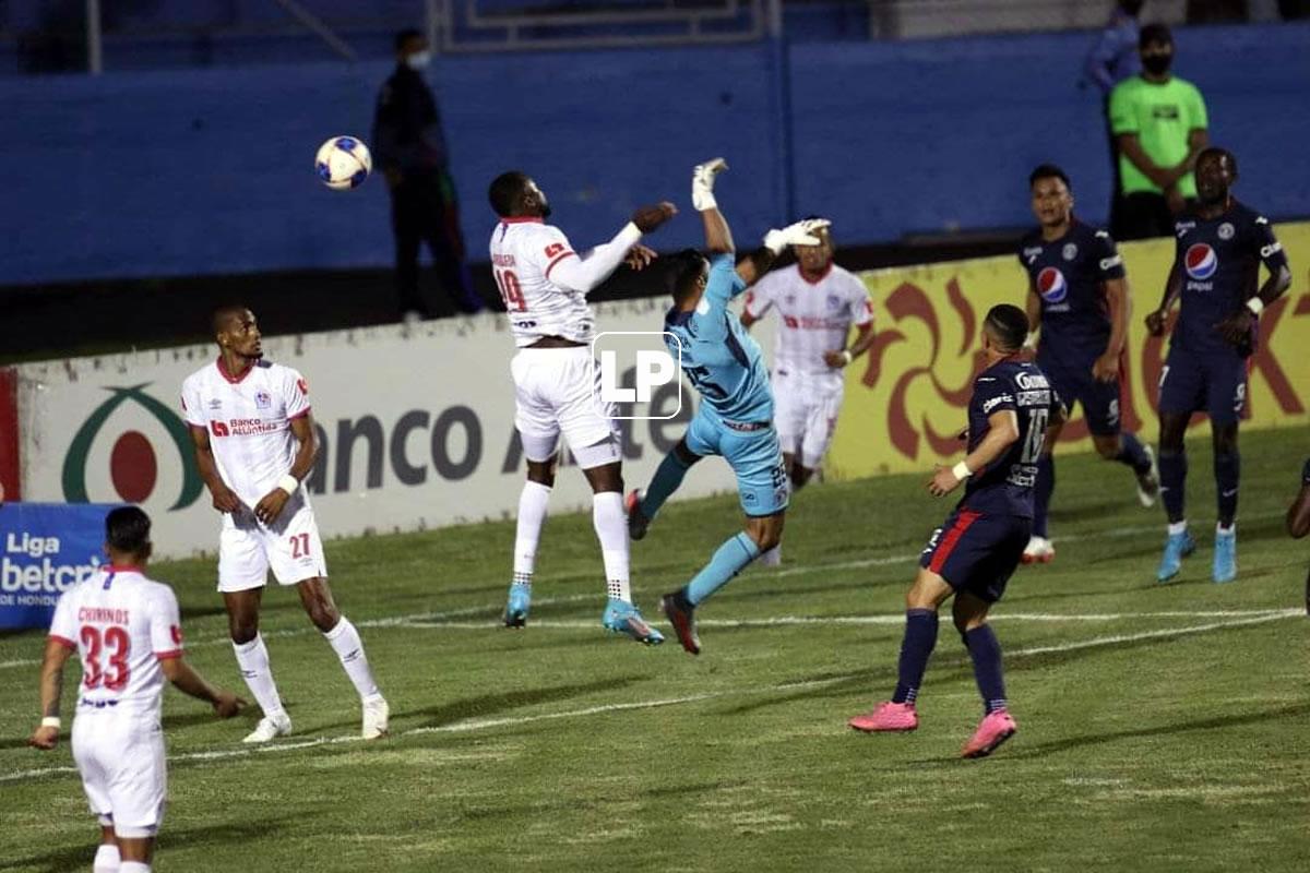 La mala salida de Marlon Licona fue aprovechada por Arboleda, pero el árbitro anuló el gol del colombiano.