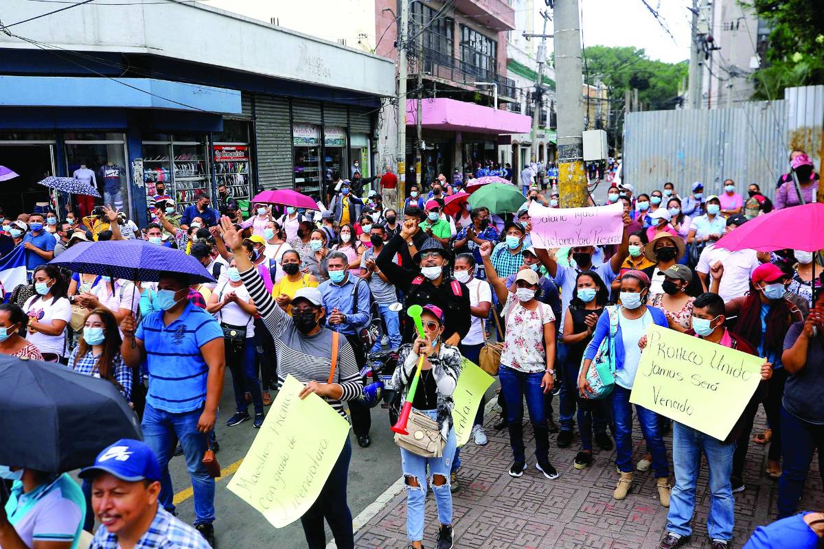 Derogación de decreto deja sin acuerdo a 16,000 docentes