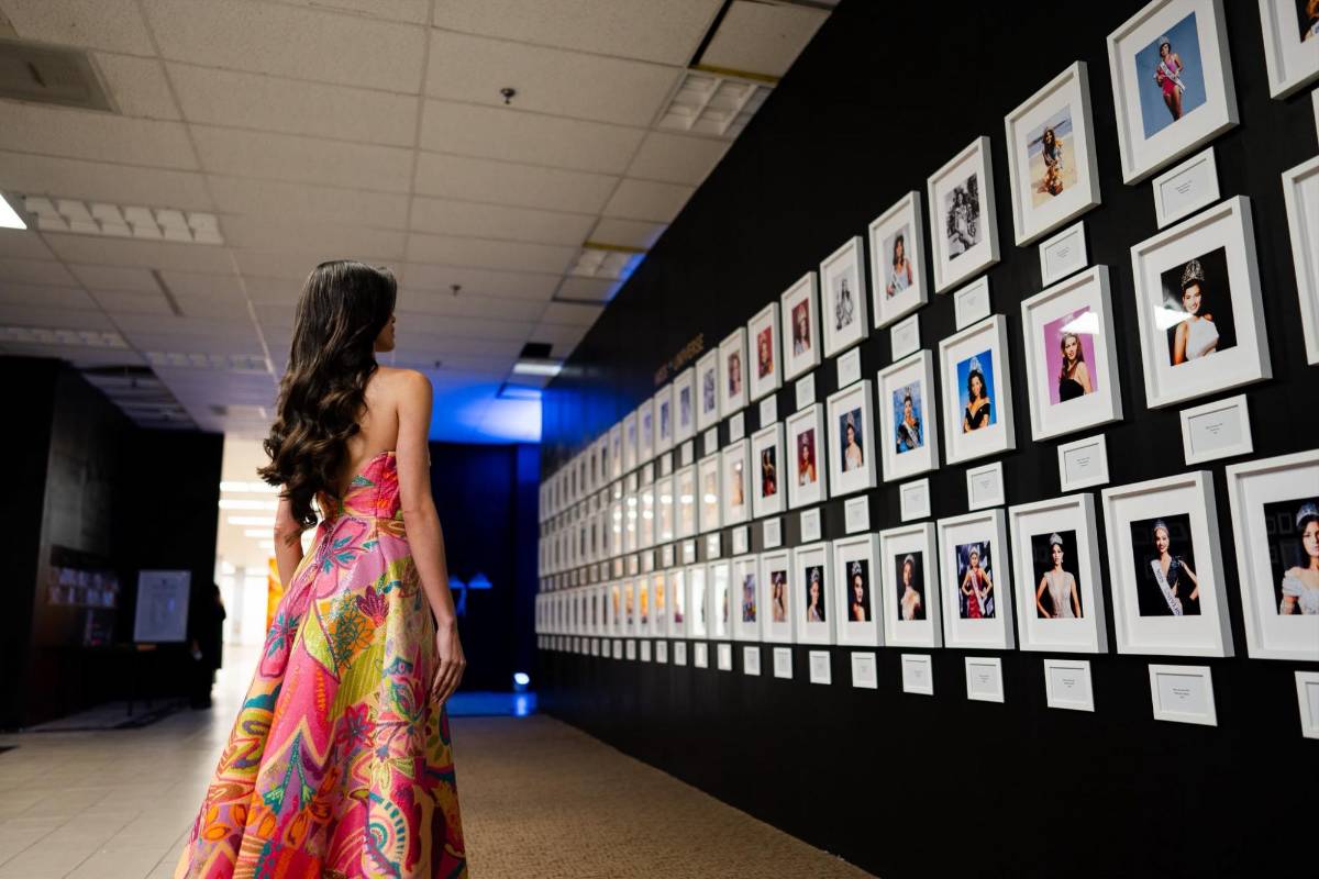 Inauguran exposición con coronas y artículos de colección de Miss Universo