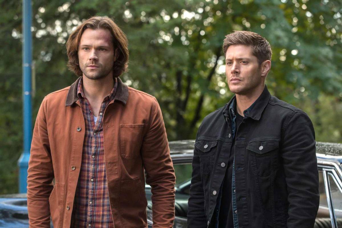 Jared Padalecki y Jensen Acles en una de las últimas temporadas de la serie “Supernatural” (2005-2020), donde dos hermanos recorren el país de punta a punta investigando actividades paranormales y enfrentándose a demonios, fantasmas y monstruos.