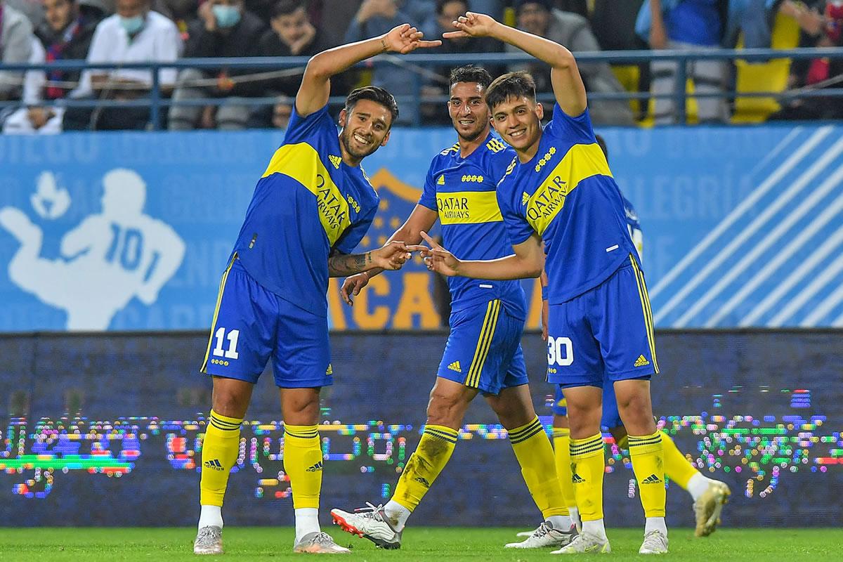 Exequiel Zeballos festeja su gol con Eduardo ‘Toto‘ Salvio.