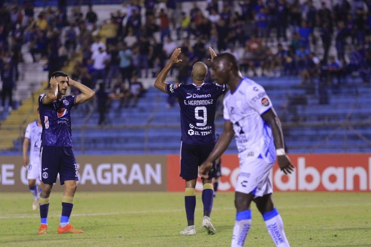 Lucas Campana y Eddie Hernández lamentando una de las ocasiones falladas.