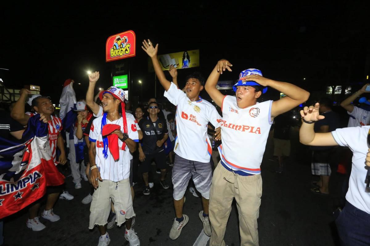 Aficionados del Olimpia festejan con todo: fiesta, locura y espectacular caravana