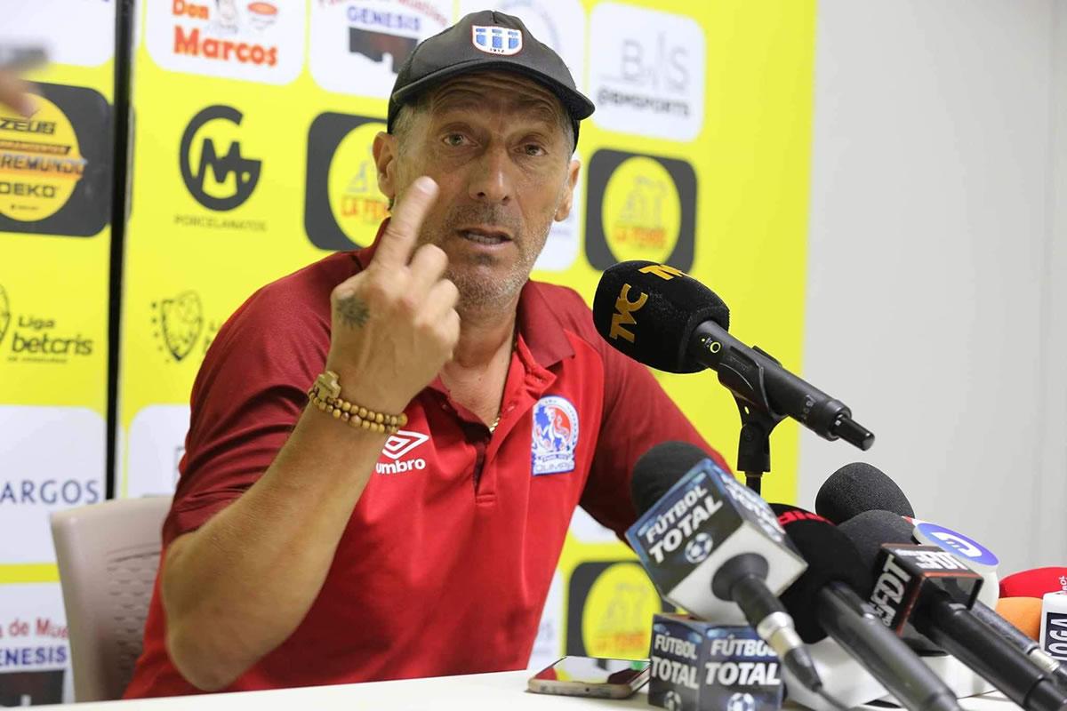 El entrenador de Olimpia dijo que a su equipo sólo le han pitado un penal en todo el año.