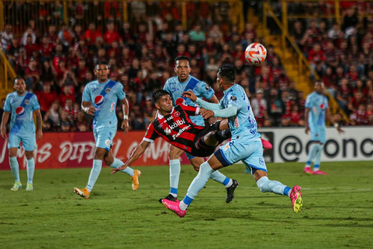 La espectacular tijereta de Joshua Navarro para marcar un golazo contra el Motagua.