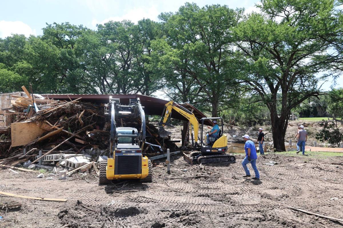 Rescatistas mexicanos ayudan en el corazón del desastre en Texas