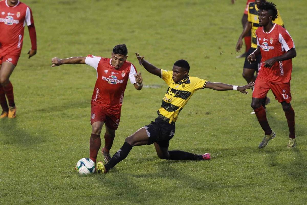 Samuel Posantes tratando de superar la marca de Daniel Carter Bodden.