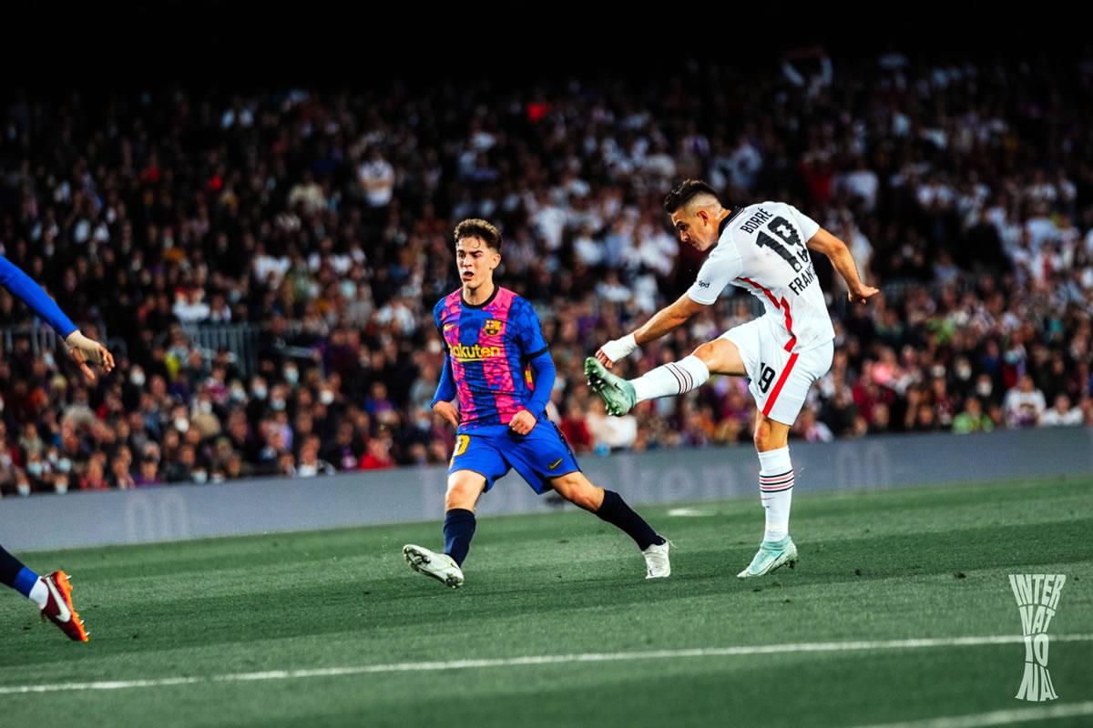 El tremendo disparo de Rafael Santos Borré para su golazo en el Camp Nou.