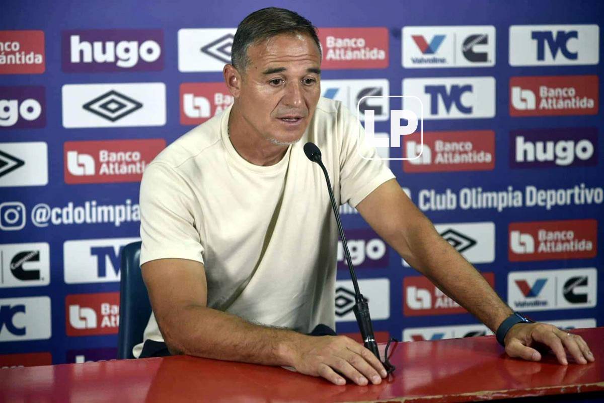 ‘La Tota‘ Medina durante la rueda de prensa en el estadio Morazán.