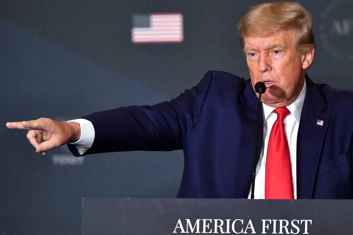 Trump carga contra Biden en Washington: “Estados Unidos ha sido puesto de rodillas”