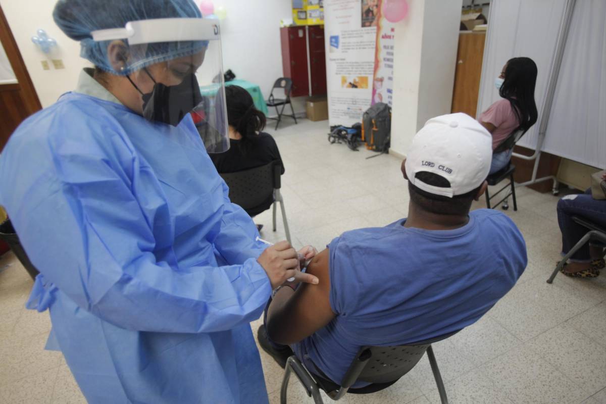 Costa Rica abre la vacunación contra la covid-19 para los turistas