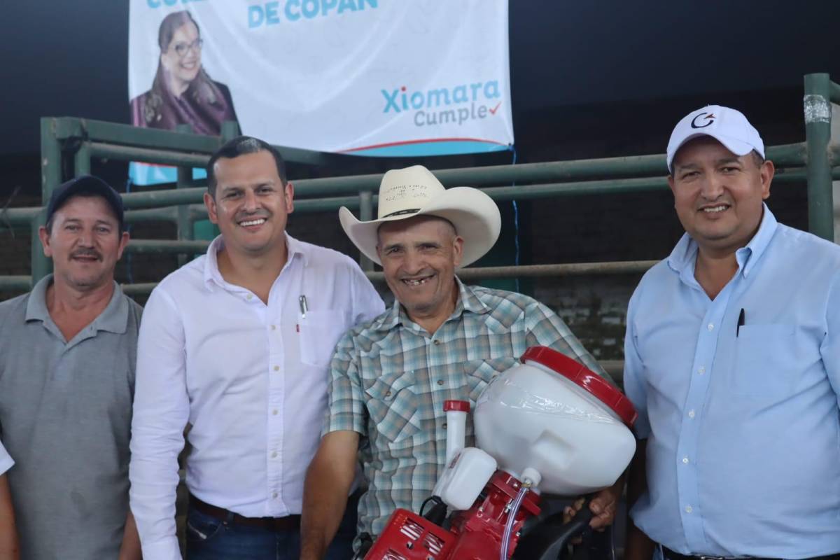 En el campo AGAC de Copán, el viceministro de caficultura Carlos Murillo entregó beneficios a los productores de café de Copán.