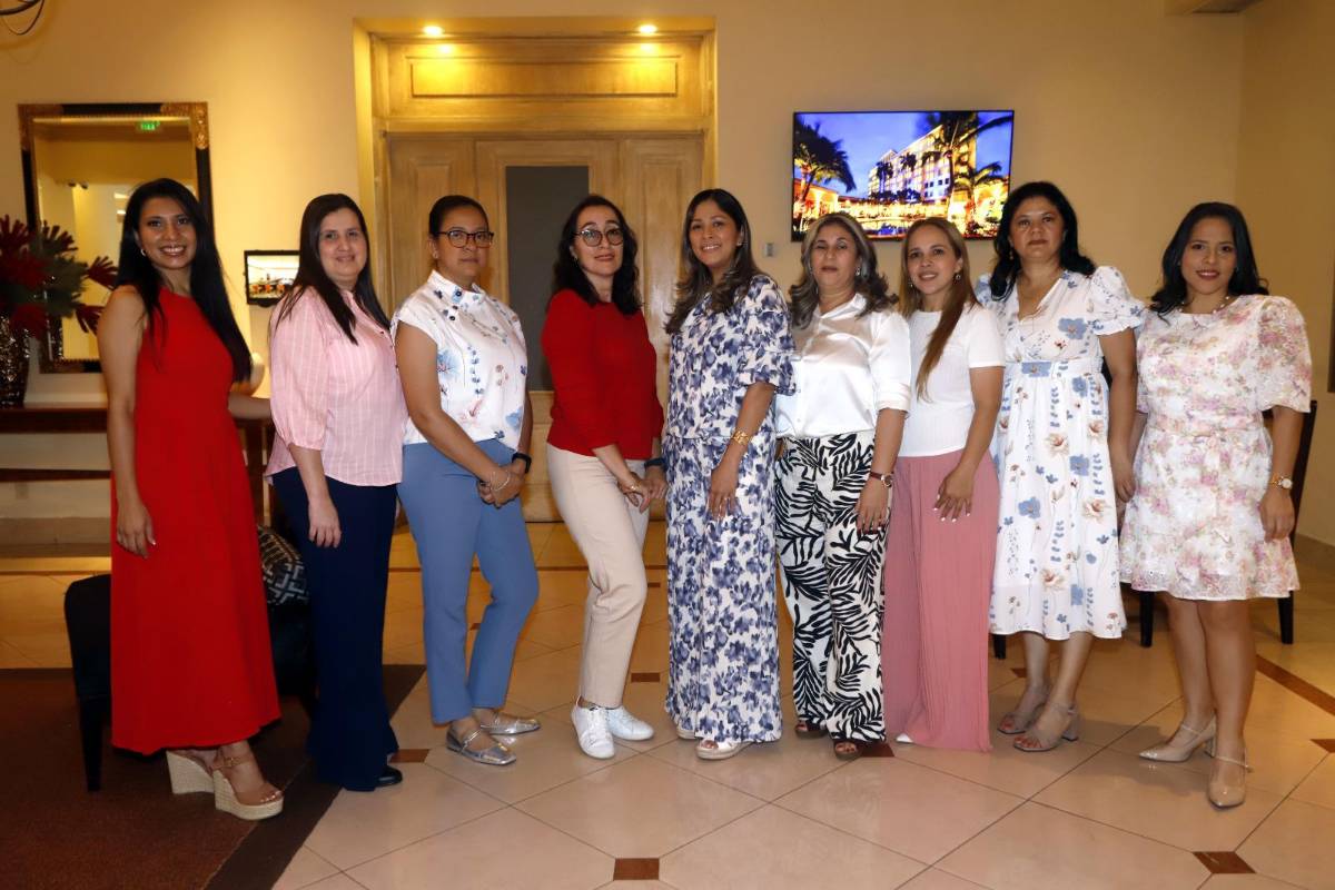 Seniors 2025 de la Happy New Dawn realizan su desayuno