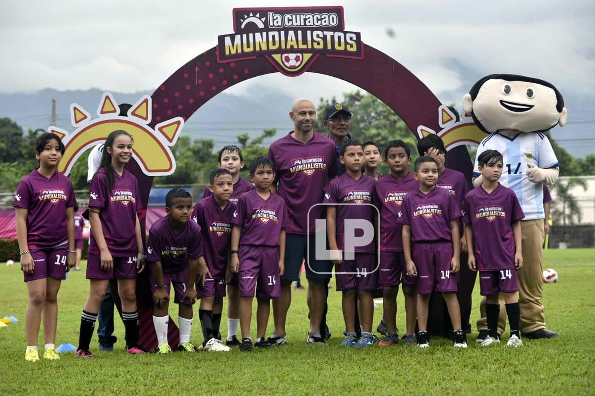 El exjugador del Barcelona posando con los niños que estaban felices de compartir con una figura mundial.