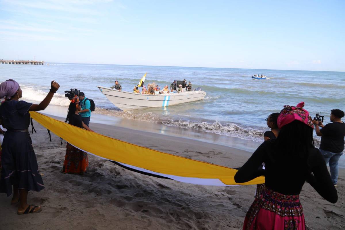 Imágenes: garífunas recrean su llegada a Honduras hace 228 años