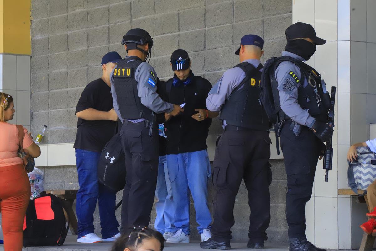 Afluencia de hondureños en la terminal de buses de San Pedro Sula