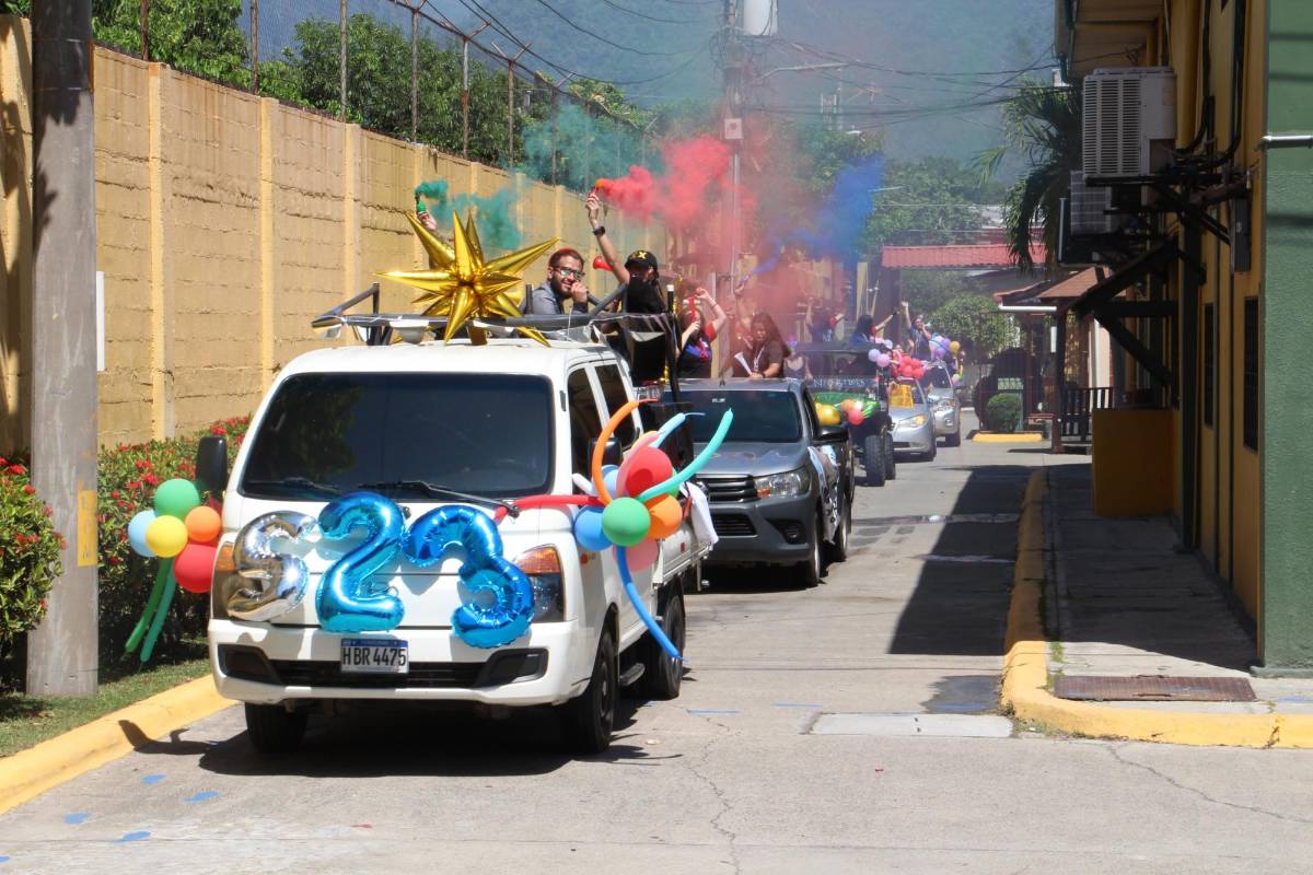 “Senior entrance” de la Holy Family Bilingual School