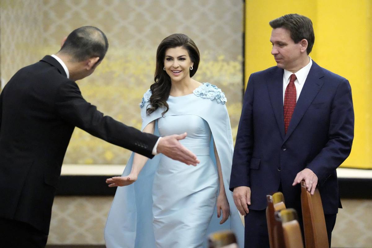 DeSantis viajó acompañado por su esposa Casey en su primera gira internacional.