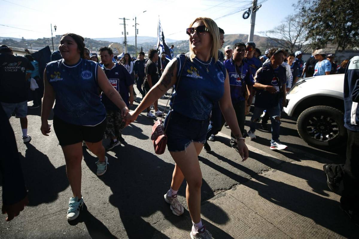 Bellezas, burla a Marathón, lanzan billetes a Henry Figueroa y él reacciona