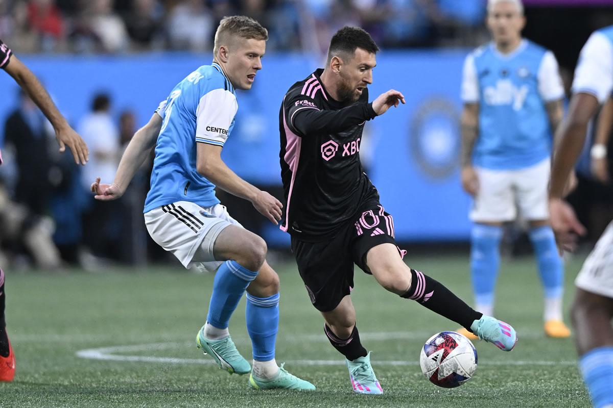 Messi, que no jugó al 100 por ciento, le dio problemas a la defensa del Charlotte FC.