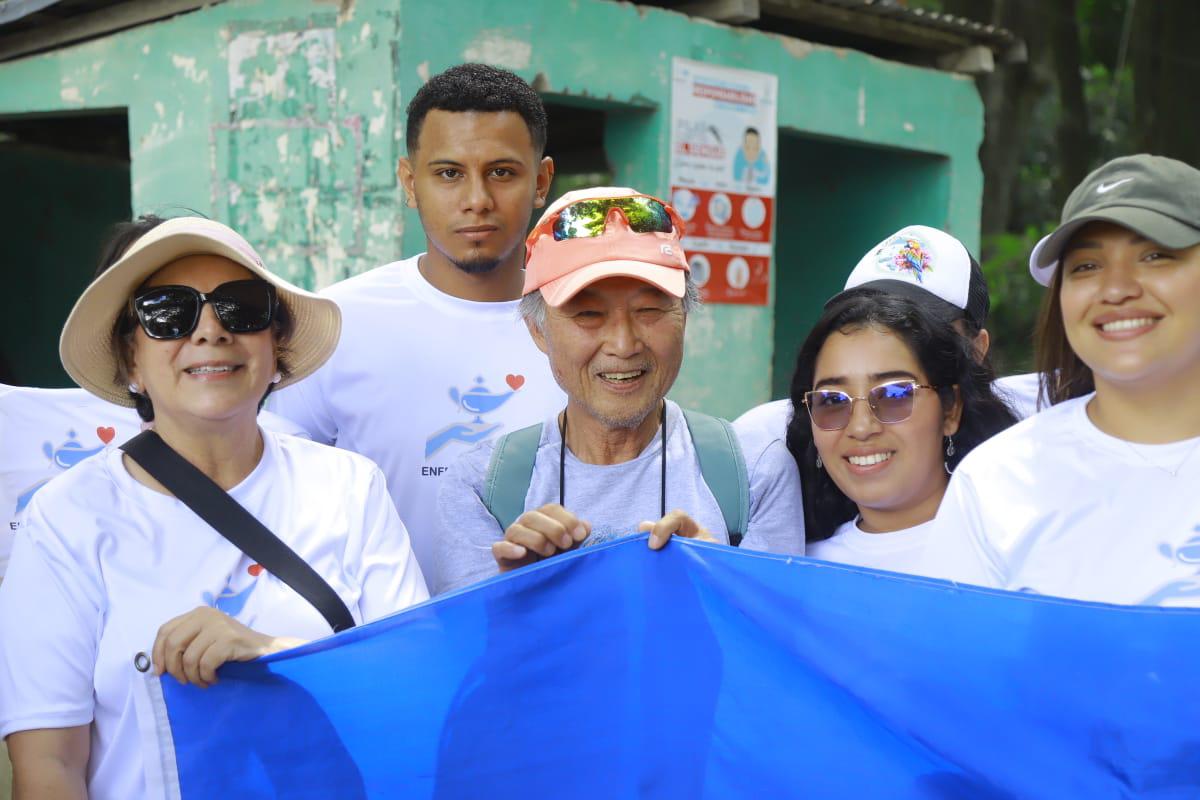 Familiares de Shin Fujiyama lo esperan en la frontera.