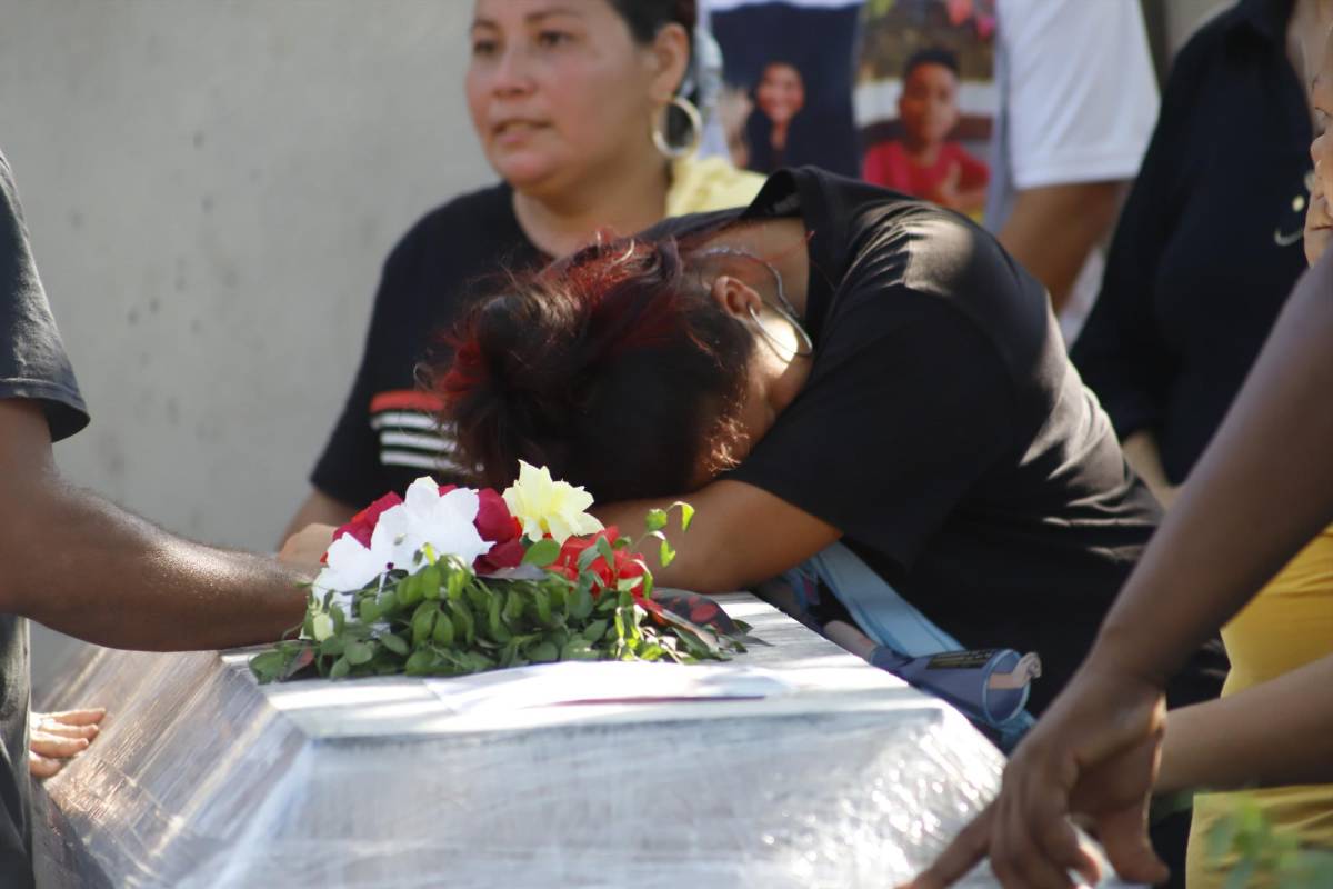 Dolor e impotencia en el último adiós a hermanos víctimas de masacre