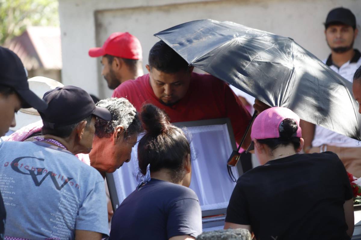 Dolor e impotencia en el último adiós a hermanos víctimas de masacre