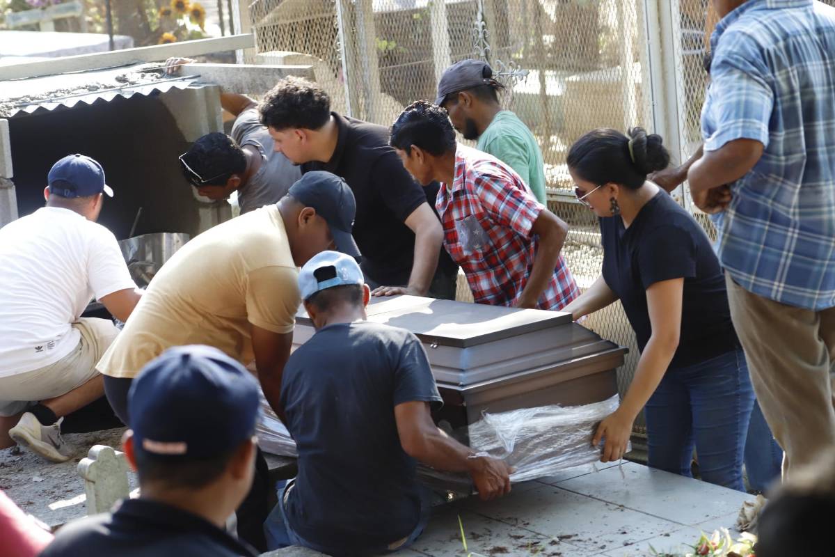 Dolor e impotencia en el último adiós a hermanos víctimas de masacre