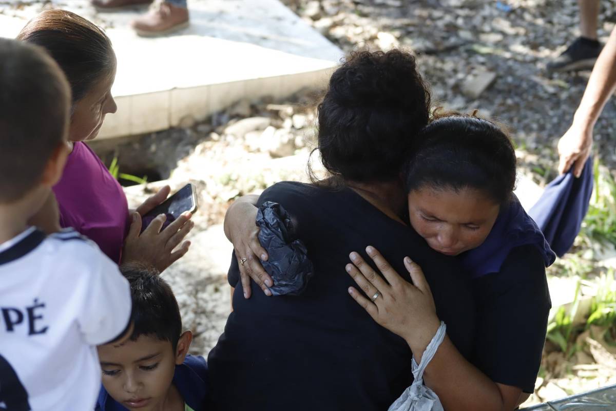 Dolor e impotencia en el último adiós a hermanos víctimas de masacre