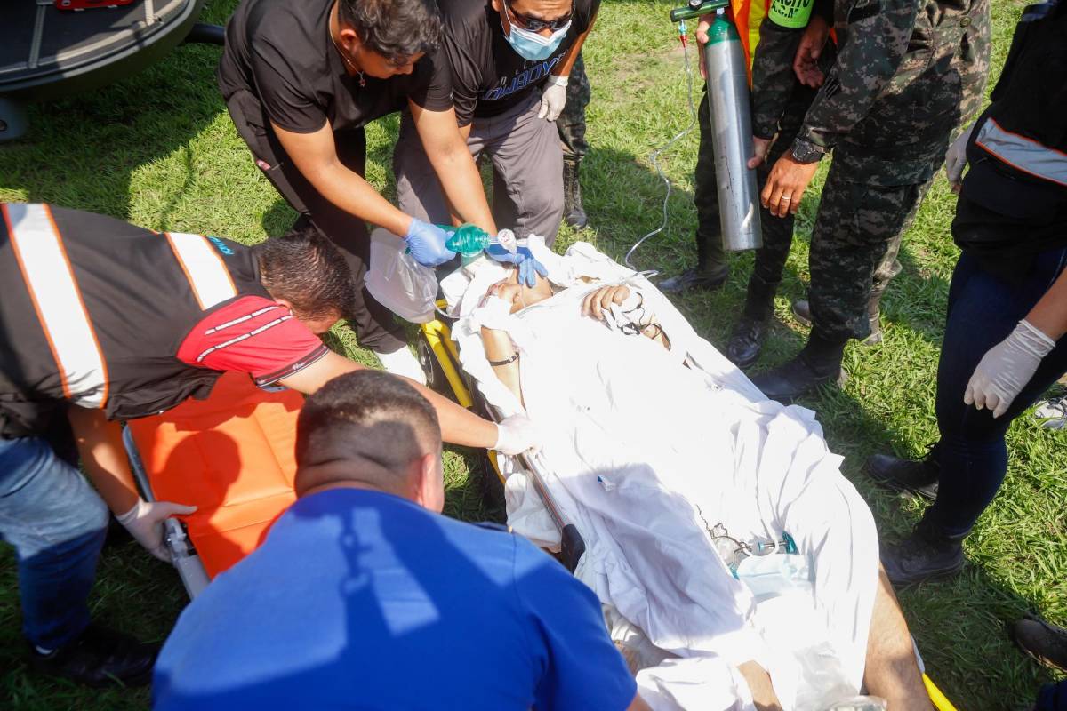 Llegan en helicóptero a SPS las víctimas del accidente en Los Hornos, Copán