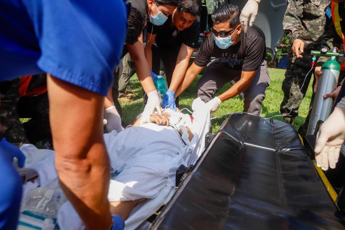 Llegan en helicóptero a SPS las víctimas del accidente en Los Hornos, Copán