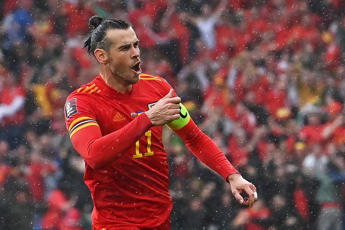 Gareth Bale celebrando el gol con el que Gales clasificó al Mundial de Qatar 2022.